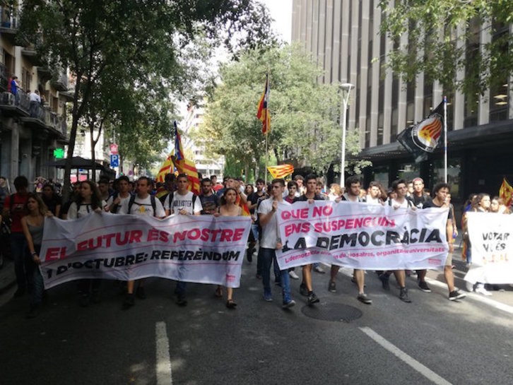 Plusieurs milliers d’étudiants se sont rassemblés ce vendredi midi, Plaza Universitat et ont ensuite occupé les bâtiments de l’Université de Barcelone. (Ion Salgado)