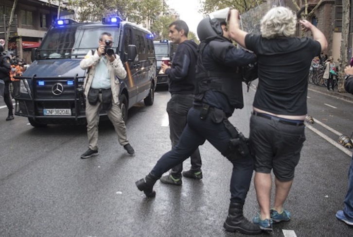 La police espagnole bouscule un manifestant à l'Eixample. © Jagoba MANTEROLA/ARGAZKI PRESS
