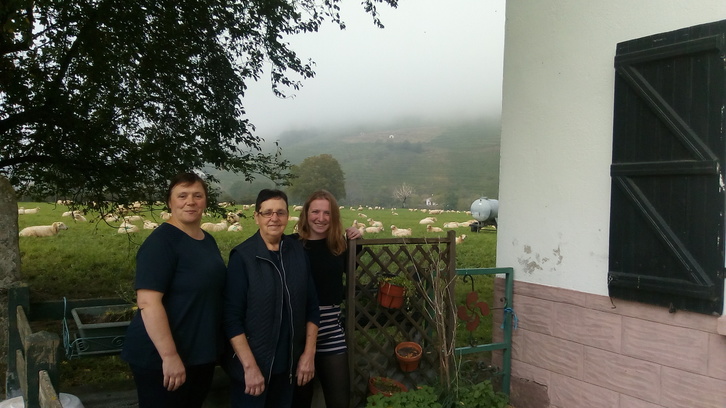 De gauche à droite, Pascaline, Kattin, et Elixabet, trois femmes rurales du Pays Basque intérieur. 