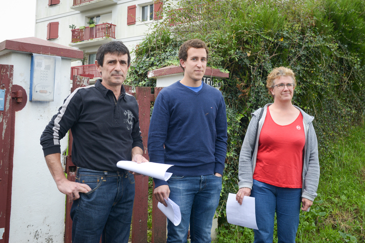 Les trois membres de la famille Lataillade étaient convoqués à la gendarmerie, cet après midi. ©Isabelle Miquelestorena