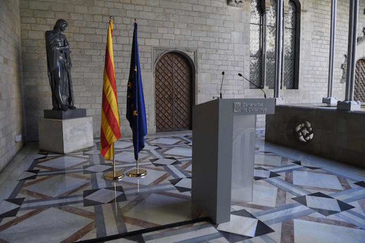 Puigdemont devait prendre la parole ce jeudi, à 13 h 30, avant de suspendre sa déclaration sans explications. (Lluís GENE/AFP)