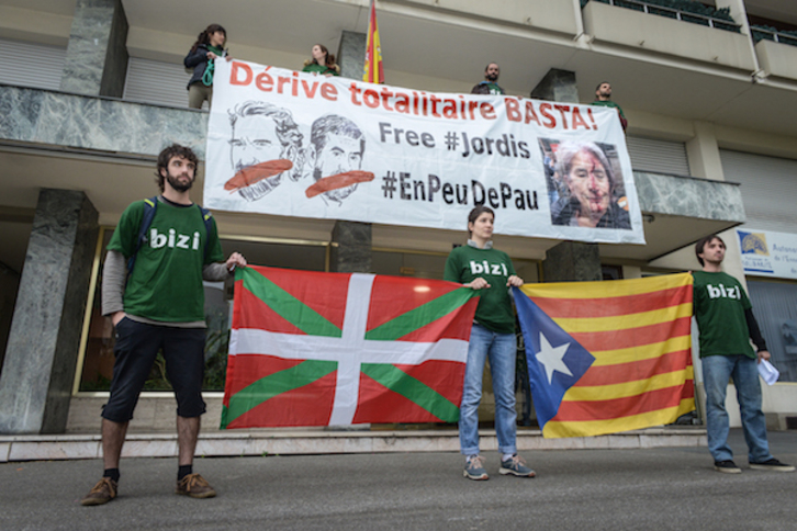 Bizi dénonce notamment les arrestations de dirigeants politiques catalans. ©Isabelle Miquelestorena