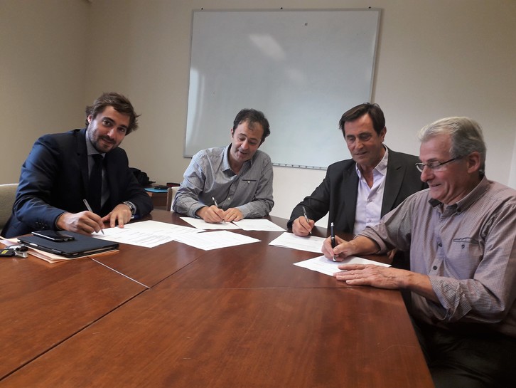 Une convention a été signée lundi par le maire d'Ustaritz, l’Office 64 de l’habitat et le Centre hospitalier de la Côte Basque.©DR
