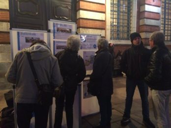 Des panneaux d'information et un lâcher de lanternes ont permis d'attirer l'attention des passants au Capitole de Toulouse.