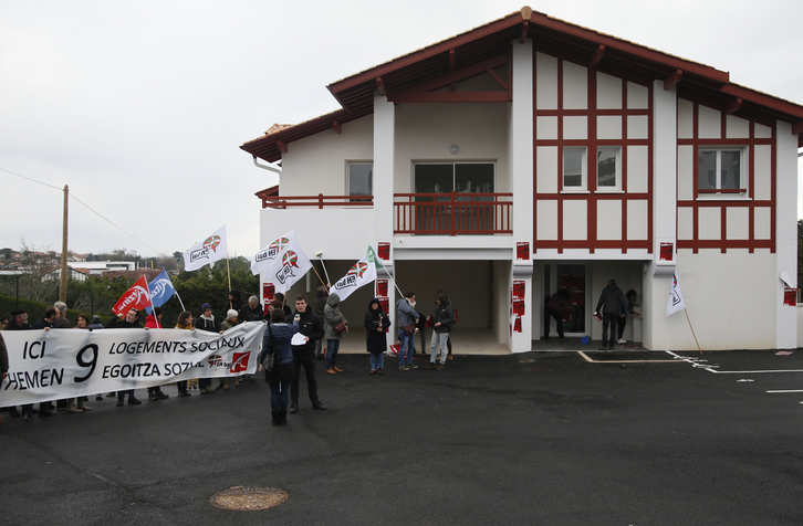 Les militants d'EH Bai et d'Aitzina se sont rendus devant les résidences concernées afin de dénoncer la manoeuvre immobilière. © Bob Edme