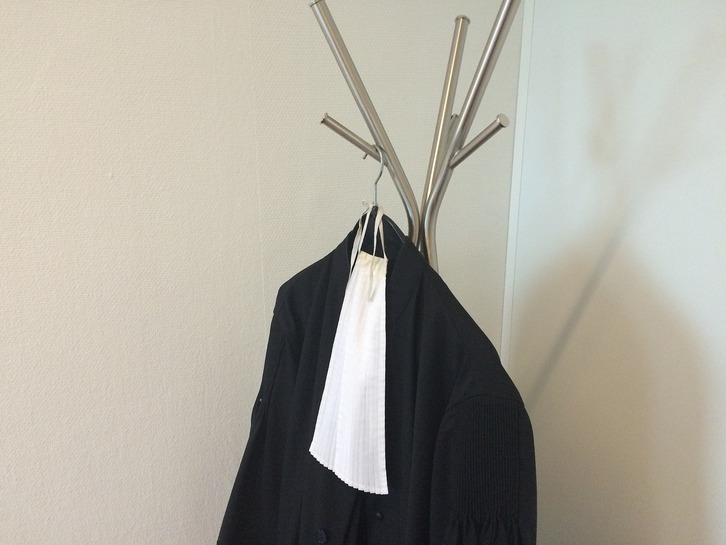 Les avocats de Bayonne ont laissé leurs robes au placard depuis mardi pour protester contre la réforme de la carte judiciaire. © Pixabay