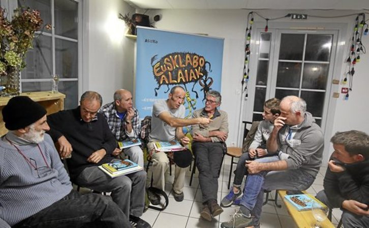 Asisko Urmeneta en pleine discussion avec ses fans pendant la présentation de la BD. © Christophe DE PRADA