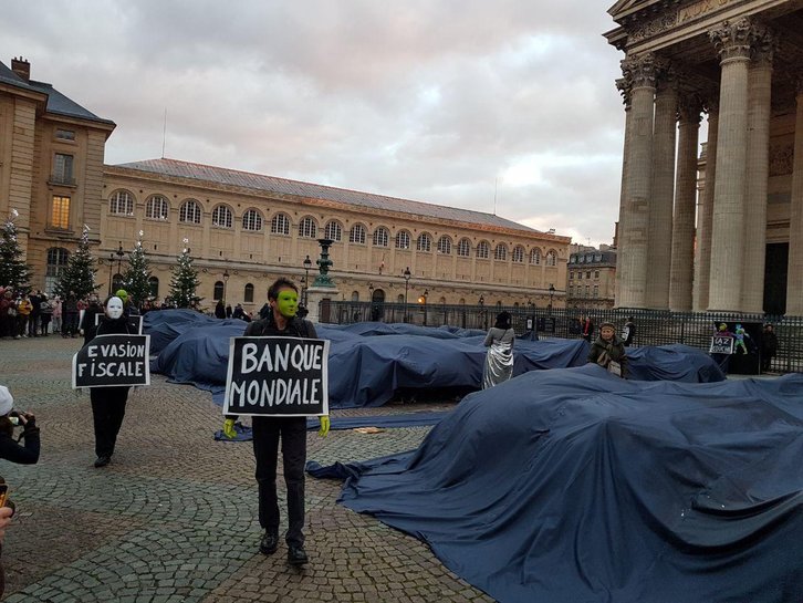 Les militants de Bizi ! ont dénoncé les incohérences climatiques devant le Panthéon. ©Amis de la Terre FR