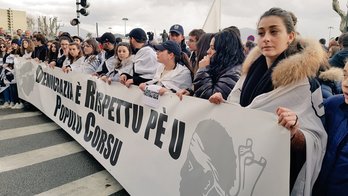Les jeunes corses ont ouvert la manifestation en faveur de al démocratie à Ajaccio. @rgaroby