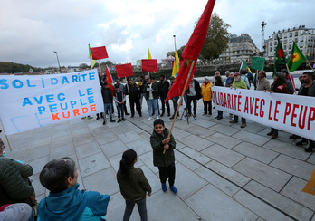 Des milliers de personnes se sont rassemblées vendredi à Paris à l'appel du Conseil démocratique Kurde en France.
