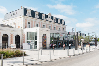 Le parvis de la gare multimodale d'Hendaye porte le nom de Pierre Sémard