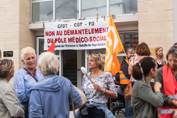 Une cinquantaine de salariés du pôle médico-social était rassemblés devant le siège de la direction à Anglet  