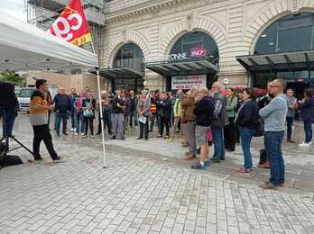 La CGT a sensibilisé les usagers le lundi 11 octobre devant la gare de Bayonne.