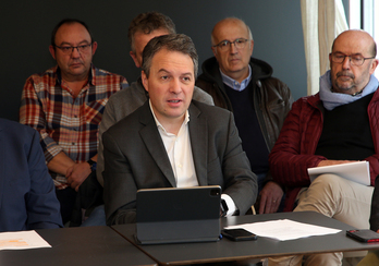 Le conseiller municipal de Cambo et référent du pôle Errobi, Peio Etxeleku a présenté la groupe Elgarrekin Herriarentzat le 30 novembre.