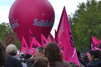 La couleur rose est celle choisie par le syndicat Solidaires dans les manifestations. 