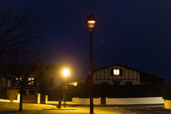Les habitants d’Urrugne peuvent contrôler l’allumage des lampadaire via une application sur leur téléphone.