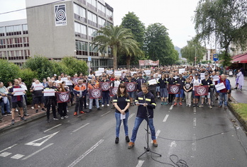 Cientos de personas han participado en la comparecencia ante la fábrica de Laudio. 