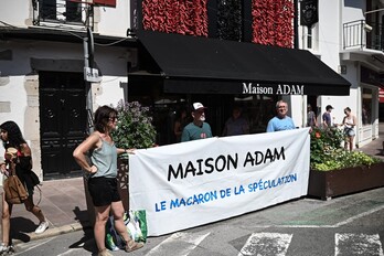 Les collectifs Senpere, Ostia et Lurzaindia ont installé une banderole devant le magasin Maison Adam de Saint-Jean-de-Luz.