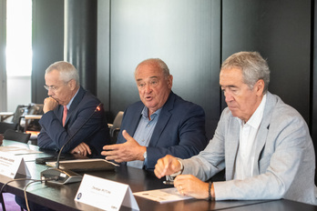 Claude Olive, Jean-Jacques Lasserre et Christian Iputcha ont signé une convention de partenariat pour la mise en place du Viager Solidaire Pays Basque "Lokarri".