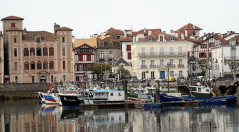 Les ports du Pays Basque, ici Saint-Jean-de-Luz, sont passés en revue quant à leurs spécificités économiques et aujourd’hui touristiques.