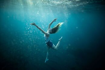 Sous l'eau, la lumière peut mettre en valeur les corps.