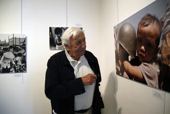 Jacques Pavlovsky devant l’une de ses photographies.