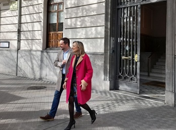 Alejandro Toquero y Cristina Ibarrola salen de la sede de UPN de Iruñea tras anunciar su pacto para el Congreso, en marzo.