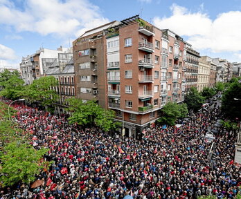 La calle Ferraz, tomada por simpatizantes del PSOE en apoyo a Sánchez.