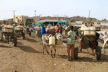 La búsqueda de agua potable es una de las prioridades para los habitantes de varias zonas de Sudán.