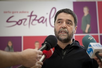 Joseba Alvarez atiende a los medios de comunicación. (Gari GARAIALDE/ARGAZKI PRESS)