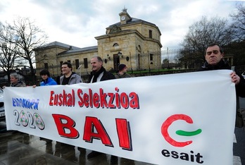 Concentración de Esait en el exterior de la Casa de Juntas de Gernika. (ARGAZKI PRESS)