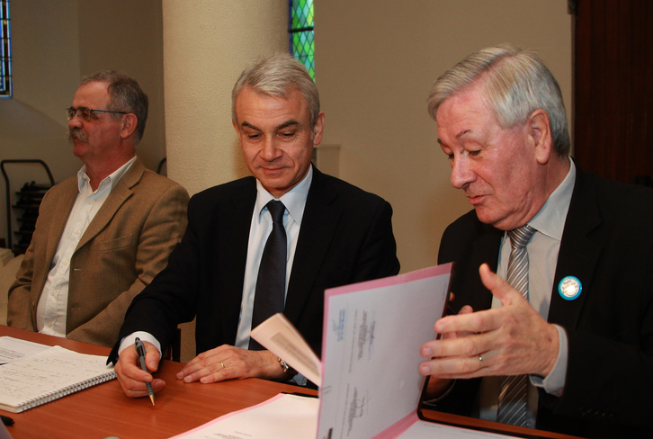 François Maitia (OPLB) et Michel Glanes (CHCB) ont signé une convention triennale. (Bob EDME)