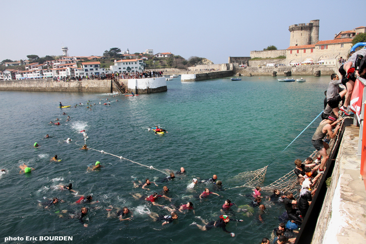 Les participants font une traversée à la nage.