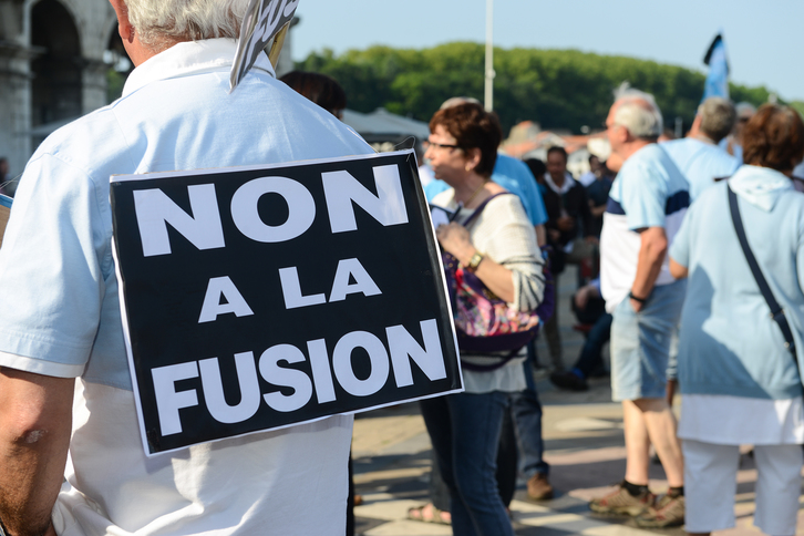 Un rassemblement anti-fusion a eu lieu mercredi 3 juin à Bayonne (©Isabelle Miquelestorena)