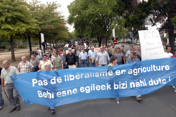 Manifestation des producteurs de lait du Pays-basque à Baiona en 2009 à l'appel des syndicats ELB et de l'APLI. Ils dénoncent aujourd'hui encore la libéralisation de l'agriculture. © Gaizka Iroz
