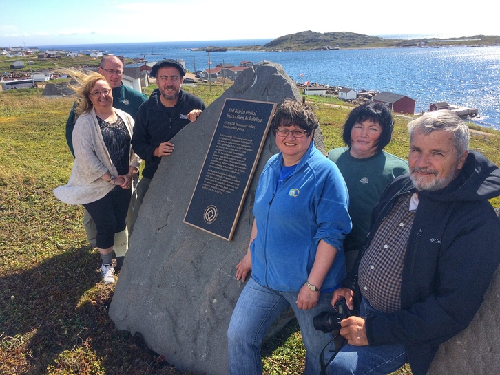 Le président d'Albaola Xabier Agote s'est rendu à Red Bay pour rencontrer les autorités et les collaborateurs locaux du projet, ici devant la plaque désignant le site Patrimoine de l'humanité. © Albaola