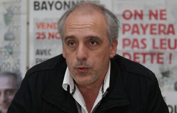 Philippe Poutou lors d'une conférence de presse à Bayonne en 2011, alors candidat aux éléctions présidentielles. © Bob Edme