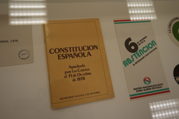 Un exemplaire de la Constitution de 1978 et un appel à l'abstention du PNV. (Gotzon ARANBURU)