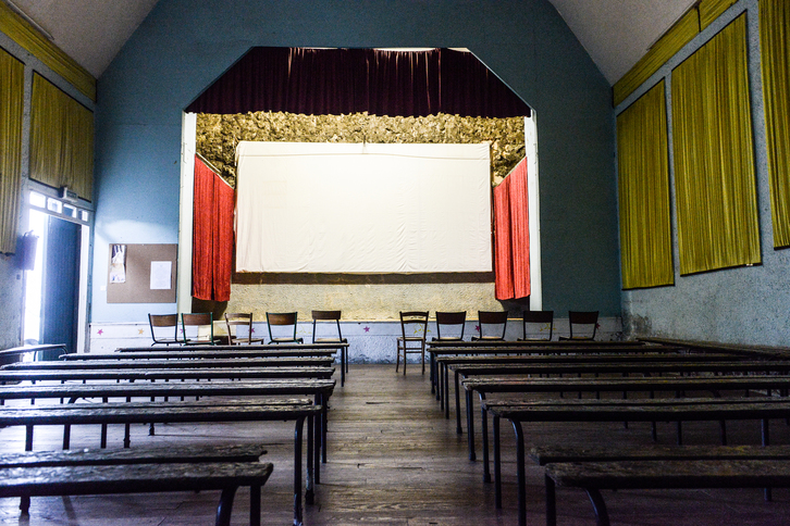 La salle de cinéma d'Ossès, fermée depuis 50 ans, est  rouverte pour l'occasion du cycle de documentaires “Chez les Basques”. © Isabelle MIQUELESTORENA 
