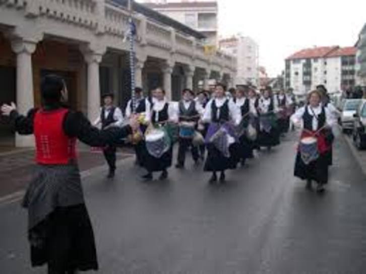 Chaque année pour les fêtes de la Bixintxo, les tambours défilent dans les rues hendayaises.