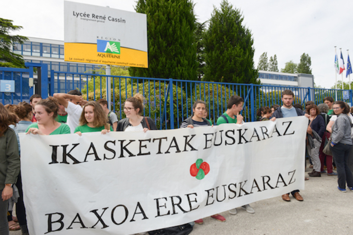 Cela fait plus de vingt ans que les lycéens demandent de pouvoir passer le bac en euskara. © Isabelle Miquelestorena