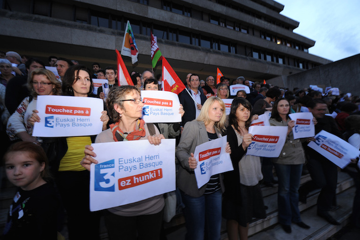 En 2012, deux cents personnes manifestaient leur soutien au journal en basque France 3 Euskal Herri - Pays Basque. © Gaizka Iroz