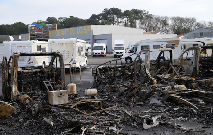 L'Incendie a totalement détruit 8 camping-cars à Tarnos. ©Bob EDME