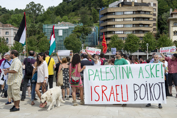 Concentración en Bilbo en apoyo al pueblo palestino, con lemas a favor de la campaña del BDS. (Marisol RAMIREZ/ARGAZKI PRESS)