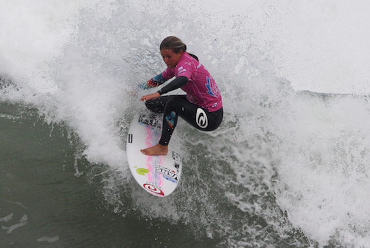 Pauline Ado est sacrée championne du monde de surf sénior. ©Bob EDME