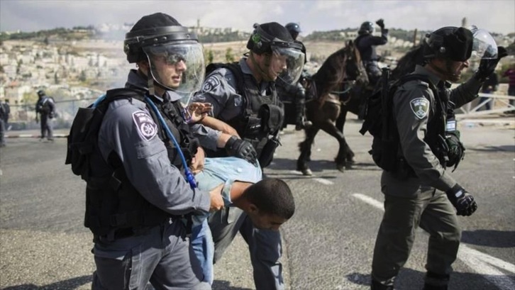 Des soldats israéliens arrêtent un jeune Palestinien. Image d'archives. (@palestinalibre.org)