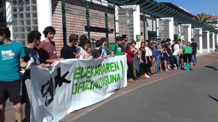 C'est devant la sous-préfecture que la mobilisation en faveur de l'officialisation de la langue basque s'est achevée. ©DR
