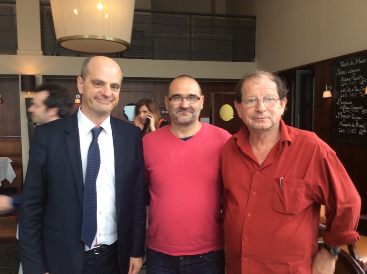 Le ministre Jean-Michel Blanquer et le président de Seaska Paxkal Indo (au milieu) se sont rencontrés à Biarritz en juin de 2017.