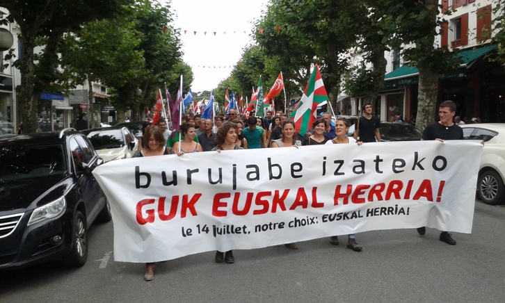 Une centaine de personnes s'est rassemblée boulevard Thiers pour manifester sous le slogan "14 juillet : notre choix Euskal Herria".©Caroline Malczuk