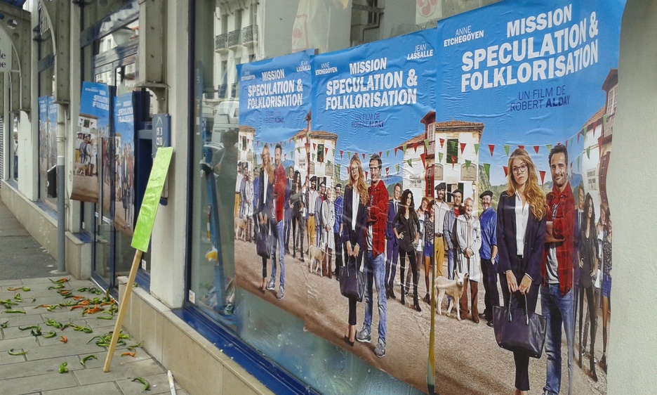 Des affiches détournées du film Mission Pays Basque ont été collées, quant à elles, sur l'Office de tourisme. ©Caroline Malczuk